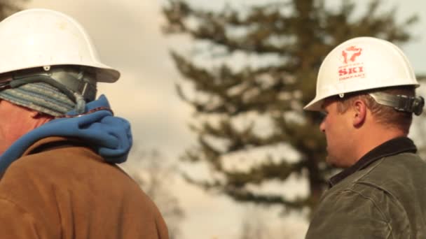 Trabajadores de la construcción y excavadora — Vídeos de Stock