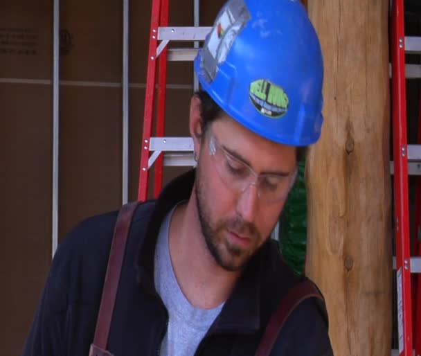 Будівельний працівник серветки переглянути — стокове відео