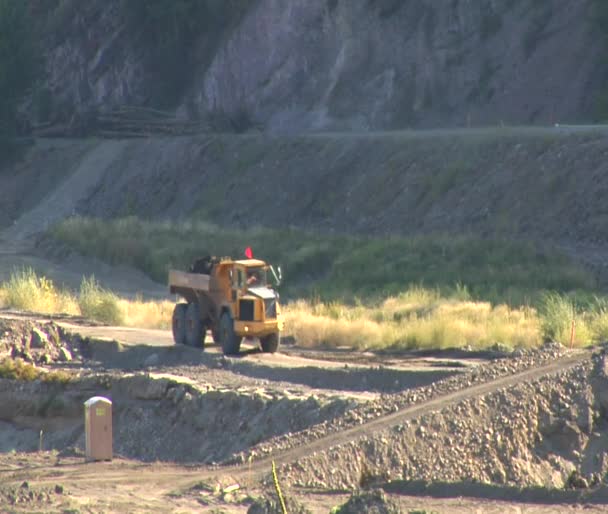 Camião grande transporta sujeira — Vídeo de Stock