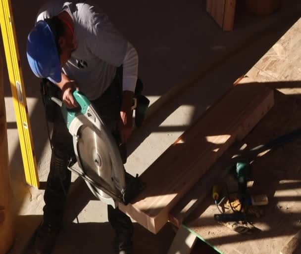 Worker cuts wood with saw — Stock Video