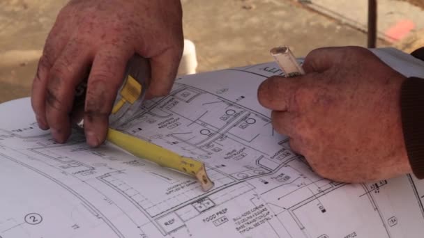 Construction workers consult blueprints — Stock Video