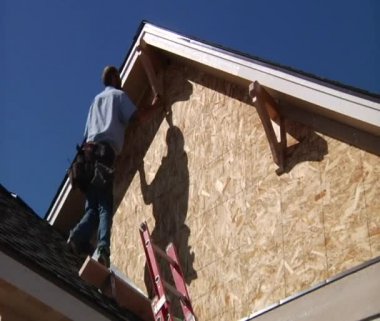 adam toolbelt ile çatı inşaat