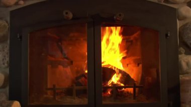 şömine cam kapılar ardında