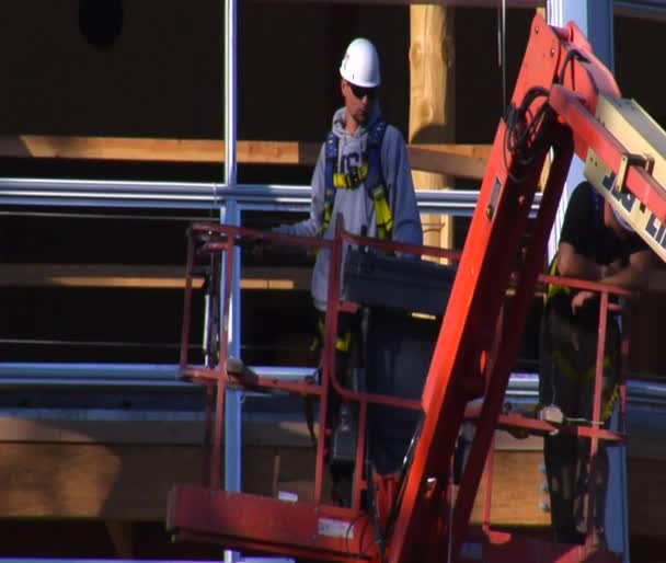 Uomo in Cherry Picker Crane scende — Video Stock