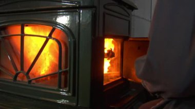 eldivenli elleri ahşap woodstove için ekleyin.