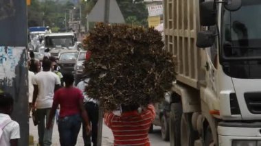 yayalar ve araçların port-au-prince haiti ile bu sokak sahne