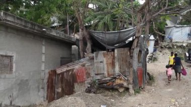 gecekondu kasaba mahalle port-au-prince Haiti'de şiddetli yağmur