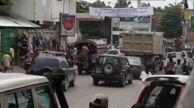 yayalar ve araçların port-au-prince haiti ile bu sokak sahne