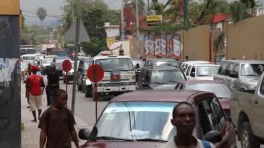 yayalar ve araçların port-au-prince haiti ile bu sokak sahne
