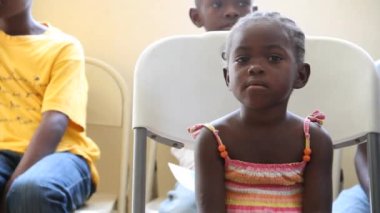 Çocuk aşılama klinikte dr. bekler