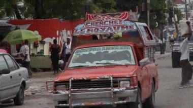 port-au-prince Haiti'de süslü kamyon sürücüleri