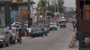 Sokağın Haiti'de insanlar yürümek