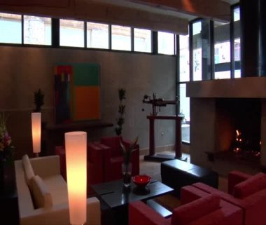 modern otel lobisi ile şömine