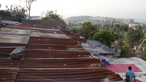 Pfanne von Blechdächern bis zu einem Schuss von Port-au-Prince Haiti — Stockvideo