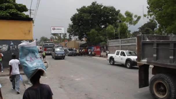 Ruchliwa ulica scena haiti port-au-prince — Wideo stockowe