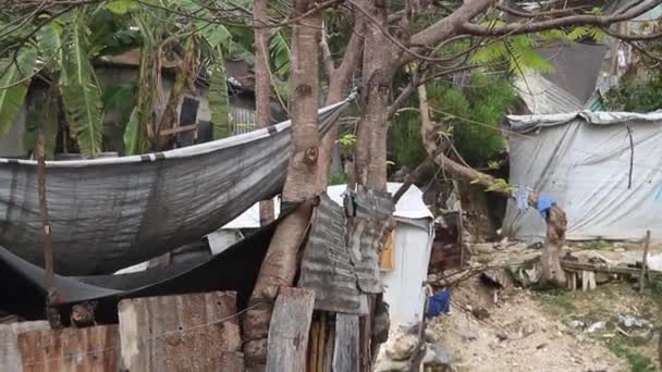 Δυνατή βροχή στην πόλη Παράγκα γειτονιά port-au-prince Αϊτή — Αρχείο Βίντεο