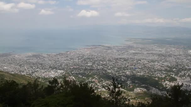 Foto puncak bukit yang sangat lebar dari Port-au-Prince Haiti — Stok Video
