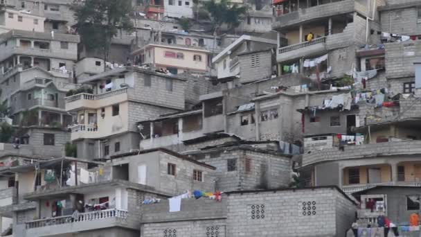 Gros plan du quartier à flanc de colline de Port-au-Prince Haïti — Video