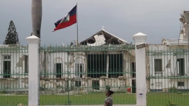 Kapitaal gebouw geruïneerd en vlag port-au-prince, Haïti — Stockvideo
