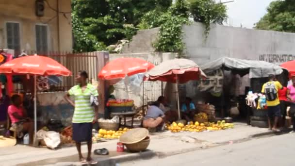 在海地太子港街道上的市场供应商 — 图库视频影像