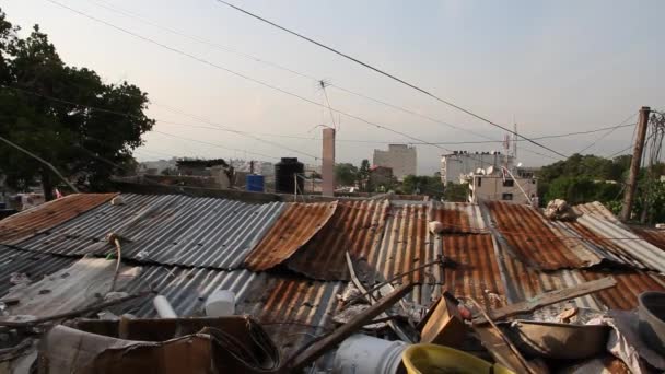 Port-au-prince haiti ve paslı teneke çatılar — Stok video