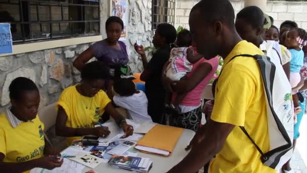 Haiti emberek sorban Dr. irodában — Stock videók