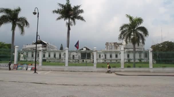 Zniszczony budynek kapitału i flaga port-au-prince haiti — Wideo stockowe