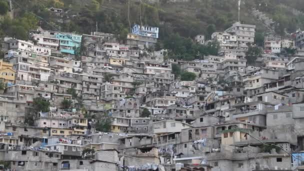 Grand quartier à flanc de colline à Port-au-Prince Haïti — Video