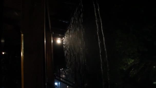 Extrema tropiska regnet öser från tak — Stockvideo