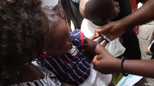 Jonge Haïtiaanse kind ontvangt vaccin schot — Stockvideo