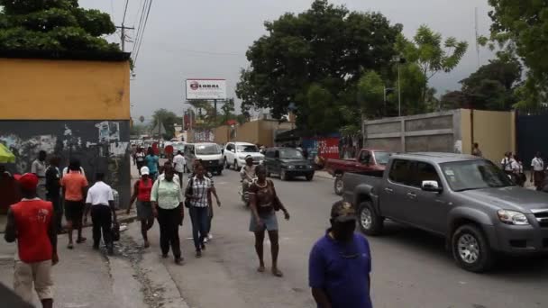Занятая улица Порт-о-Пренс Гаити — стоковое видео