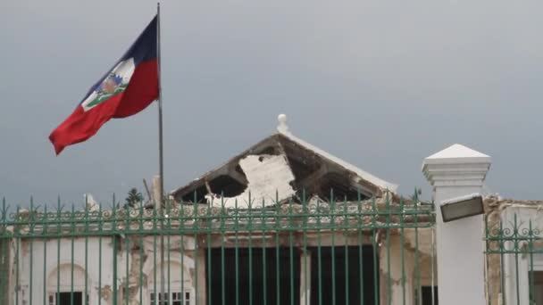 Förstört kapital byggnad och flagga port-au-prince haiti — Stockvideo