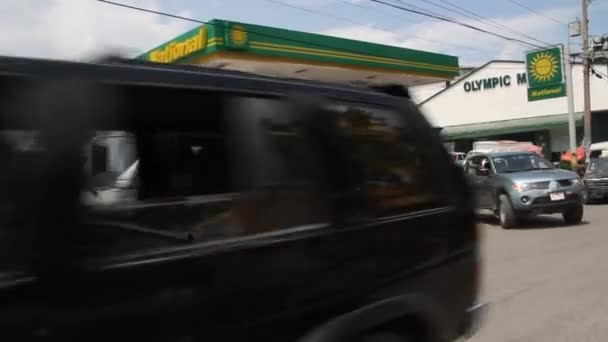 Ocupado posto de gasolina e cena de rua em Port-au-Prince Haiti — Vídeo de Stock