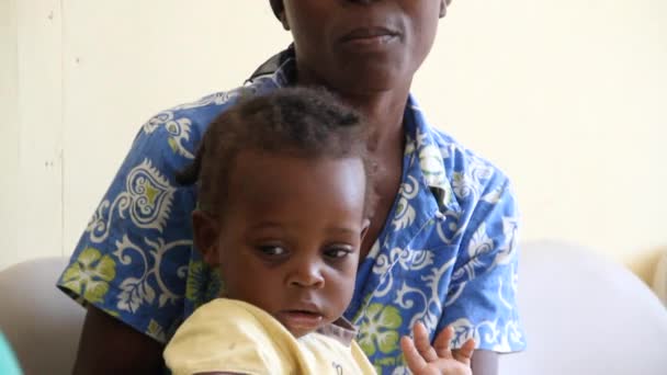 Copil în poala mamei în Haiti — Videoclip de stoc