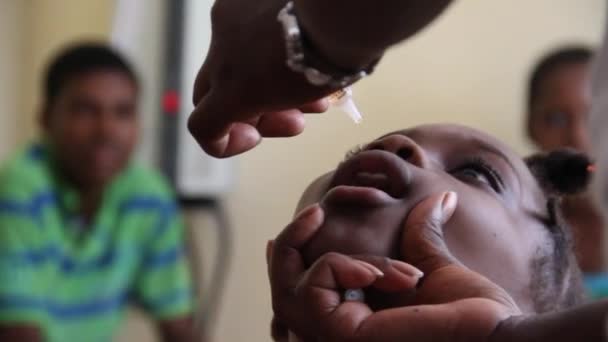 Barn får medicin i haiti — Stockvideo