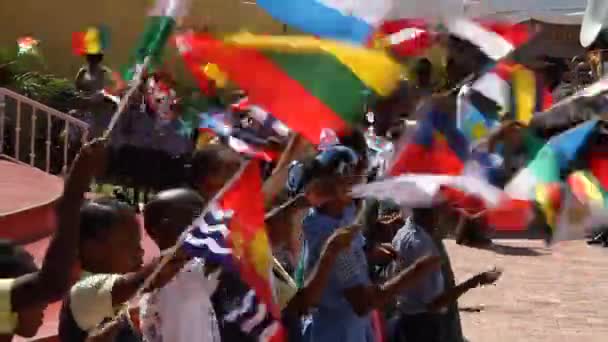 Crianças haitianas acenam bandeiras internacionais — Vídeo de Stock