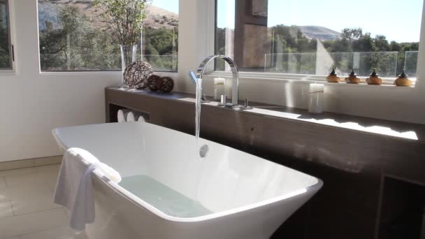 luxuriöses modernes Badezimmer mit Badewannenfüllung