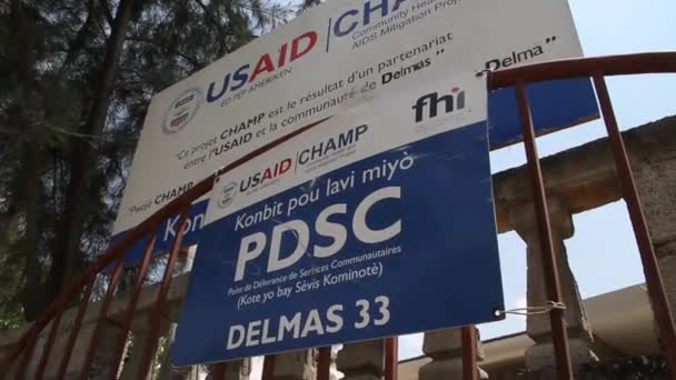 Signo de USAID en clínica de pacientes — Vídeo de stock