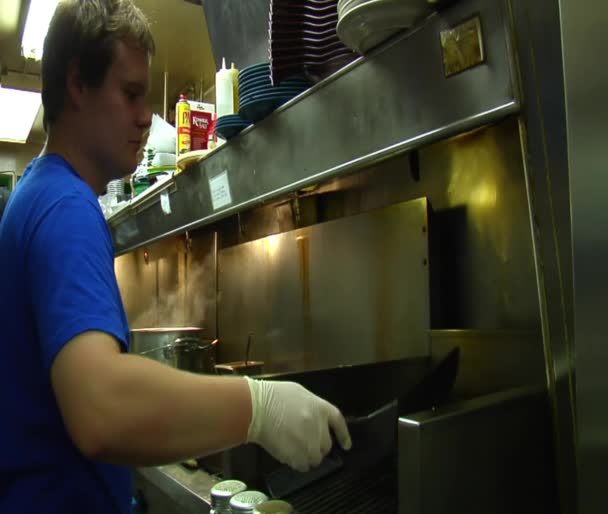 Corto orden cocinero voltea hamburguesas con llama — Vídeos de Stock