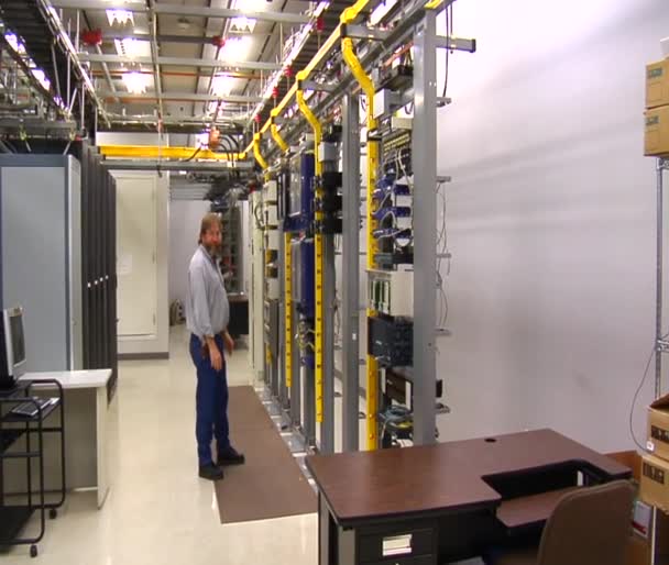 Bu teknisyen bilgisayarı sunucu odasında çalışıyor — Stok video