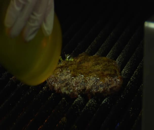 Gros plan sur la cuisson des hamburgers avec flamme — Video