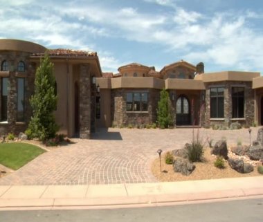 dairesel driveway ile büyük çöl ev