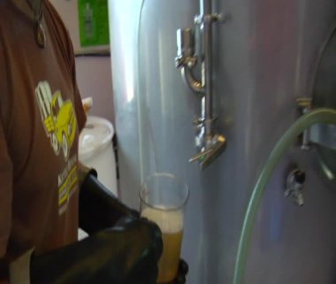 adam dökülen sıvı yakınındaki büyük Endüstri/sanayii donatımı