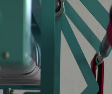 mekanik kolları yeni ütülenmiş bezle yakalamak raf odak