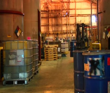 forklift ile yoğun endüstriyel depo