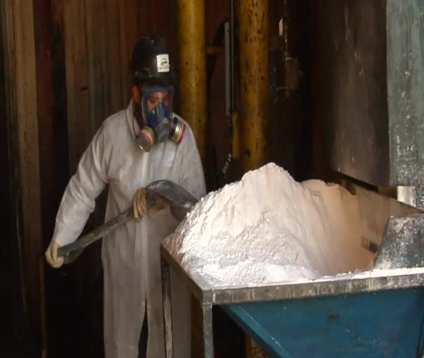 Worker with respirator moves chemicals — Stock Video