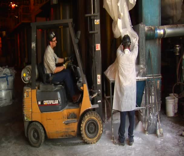 Montacargas y trabajadores en planta química — Vídeos de Stock