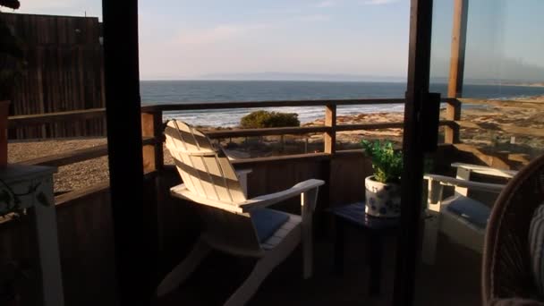 Liegestühle und Veranda mit Blick auf das Meer — Stockvideo