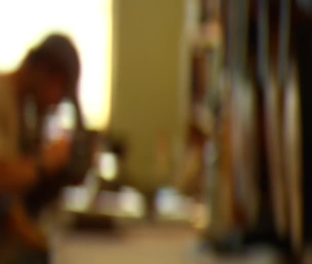 Trabajador lijar mandolina entra en foco — Vídeos de Stock