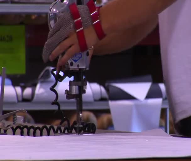 Промышленная режущая машина с ручной и цепной почтой — стоковое видео